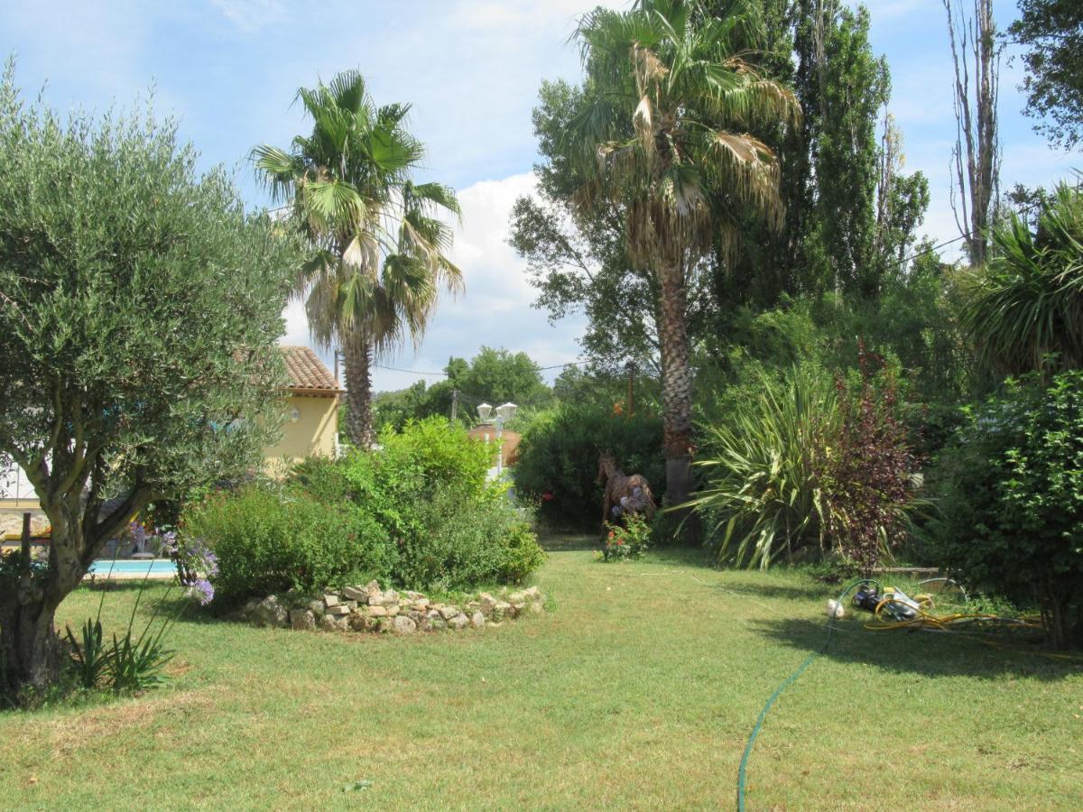 Le Cabanon Des Hirondelles Villa Villecroze Exterior photo